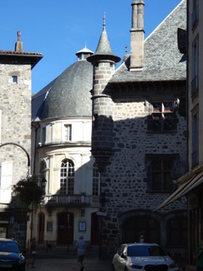 Tour de guet de 5 étages datant du XVeme siècle