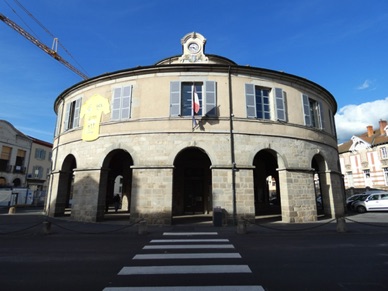 AMBERT 
H&ocirc;tel de Ville rond unique en Europe
