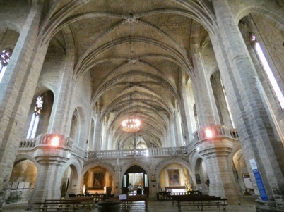 la triple nef avec le jub&eacute; qui s&eacute;pare le choeur des moines du reste de l'&eacute;glise
