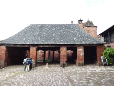 la halle qui abrita jusqu'en 1897 le march&eacute; des huiles et du vin