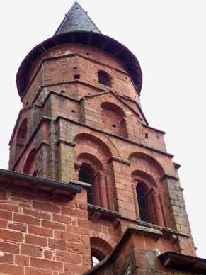 Eglise St Pierre b&acirc;tie au 11 et 12e et modifi&eacute;e au cours des si&egrave;cles suivants ....