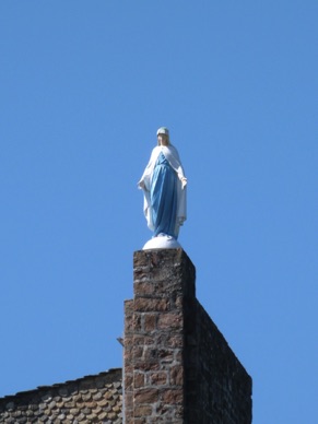 surmontée d'une statue de Sainte Marie