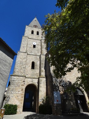 Eglise Sainte Corneille  du XIVe avec son clocher fortifié du XVIIIe