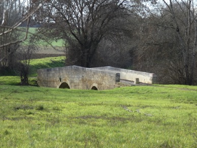 Pont d'ARTIGUES enjambe l'Oise, situ&eacute; &agrave; 1000 kms de St Jacques de Compostelle