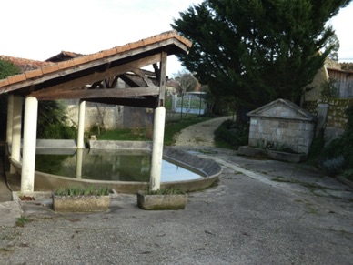 la fontaine et le lavoir furent construits vers 1860 car il n'y en n'avait pas auparavant