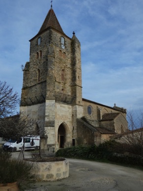 l'&eacute;glise au clocher porche date du XIIeme est l'ancien donjon du ch&acirc;teau