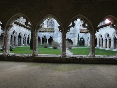 le clo&icirc;tre de style gothique