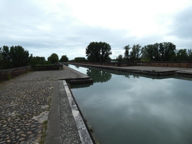 il permet au canal lat&eacute;ral &agrave; la Garonne de franchir le Tarn