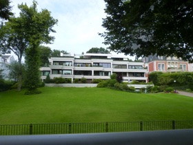 de superbes maisons en bordure de l'eau