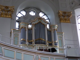 Nous avons la chance d'assister &agrave; un concert d'orgues