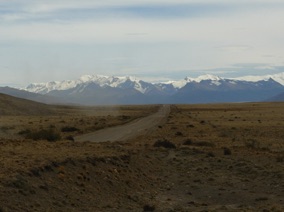 Route droite et montagne enneig&eacute;e