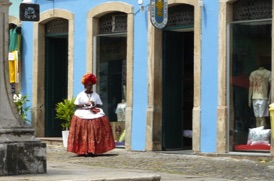 en costume traditionnel se prom&egrave;nent dans les rues