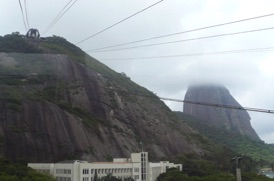 le 1er t&eacute;l&eacute;ph&eacute;rique qui conduit au Moro da Urca (217m)