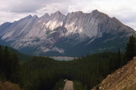 Queen Elizabeth Range qui domine Medicine Lake
