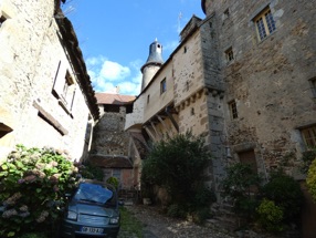 Ancienne cit&eacute; m&eacute;di&eacute;vale enserr&eacute;e par une double ceinture de remparts