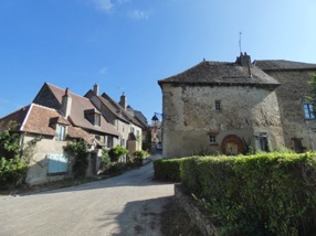perch&eacute;e sur un &eacute;peron rocheux