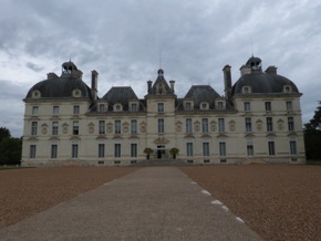 mais qui est toujours habit&eacute; dans l'aile droite par le Marquis de Vibrage et sa famille