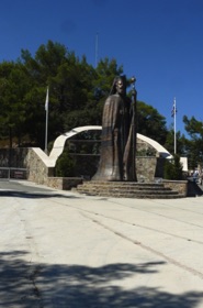 Statue de Monseigneur Makarios &agrave; l'entr&eacute;e de son mausol&eacute;e