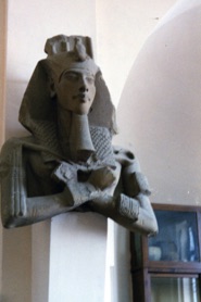 Am&eacute;nophis IV, devenu Akh&eacute;naton, est mont&eacute; sur le tr&ocirc;ne &agrave; 16 ans.
