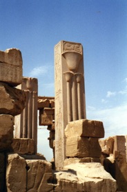 Colonnes pr&eacute;sentant les fleurs symboles de la Haute et Basse Egypte.