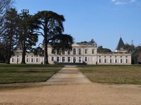 la Mairie
(c&ocirc;t&eacute; jardins)