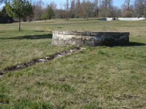 Parc Saint Albe
le lavoir divis&eacute; en 2 trempoirs et l'&eacute;coulement dans le parc