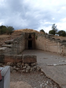 MECENES ; tombeau des Atrides ; le linteau soutenant la porte p&egrave;se environ 10 tonnes !!