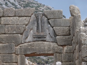 la Porte des Lionnes, ancienne entr&eacute;e de la ville dont le linteau p&egrave;se pr&egrave;s de 20 tonnes !