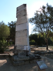 Pi&eacute;destal triangulaire en marbre qui soutenait la statue de la Victoire de Paionios