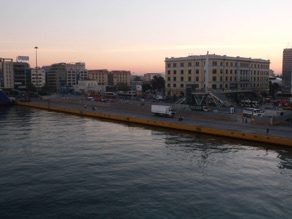 Port du PIR&Eacute;E au petit matin ...