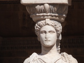 ces statues sont des moulages car les originaux sont au  Mus&eacute;e d'Ath&egrave;nes