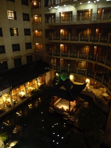 cour int&eacute;rieure la nuit