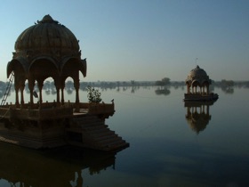 Lac Gadisar sur lequel se trouvent de nombreux temples et oratoires