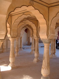 El&eacute;gantes arcades en marbre pl&acirc;tr&eacute;