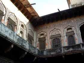 qui sont des maisons de ma&icirc;tre ou petits palais qui sont orn&eacute;s de peintures ou de fresques