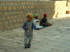 Ces enfants nous chantent "Fr&egrave;re Jacques" en fran&ccedil;ais pour obtenir une obole