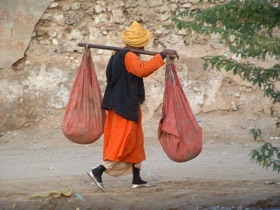 Homme revenant du march&eacute;