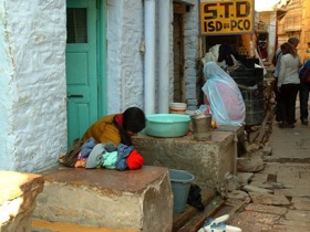 Dans les rues on s'affaire : ici les femmes font la lessive,
