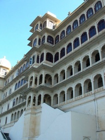 Edifice en marbre et en granit
