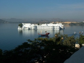 Lake Palace Hotel dans lequel de nombreuses personnalit&eacute;s ont s&eacute;journ&eacute;