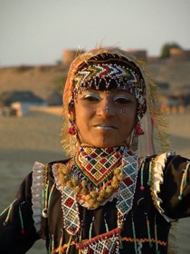 o&ugrave; des jeunes filles en costume traditionnel dansent,