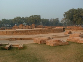 SARNATH : ensemble de ruines d'un monast&egrave;re