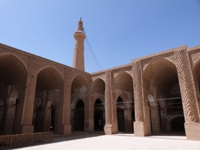 avec son minaret en pis&eacute;