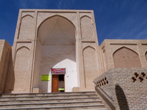 ABARKUH : 
mosqu&eacute;e mill&eacute;naire en terre