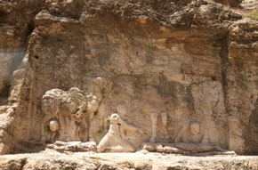 Bas relief repr&eacute;sentant l'investiture du roi sassante Shapur 1