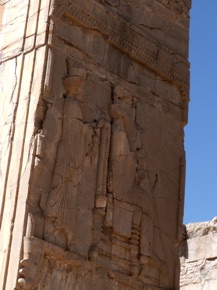 d&eacute;tail d'un relief du roi sur son tr&ocirc;ne