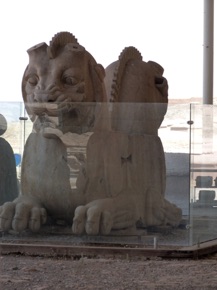 chapiteau de colonne &agrave; protom&eacute; de lion