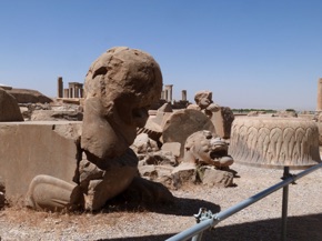 T&ecirc;te de lion et base campaniforme de colonne