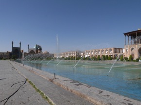 Place de l'Imam, ou Place du Shah avant la r&eacute;volution, mesure 500 m de long sur 160 m de large