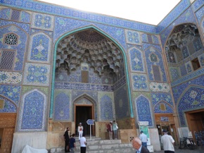 appel&eacute;e aussi Mosqu&eacute;e des Femmes, avec sa fa&ccedil;ade bleue